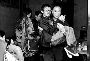 男生患肌萎缩症坚持坐轮椅读大学