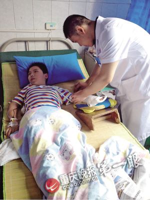 结婚抢亲挤破玻璃门 12岁男孩左手背经脉遭划断