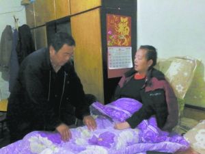 丈夫照顾身患肌无力妻子20年