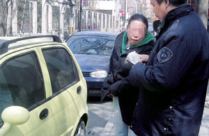 医院卖场周边现无证停车场 设施齐全月入上万元
