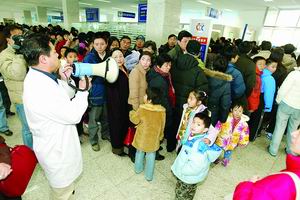 北京近千人接种流脑疫苗优先为外地民工接种