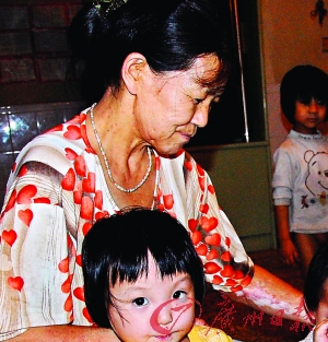 拾荒老太养20被弃孩子续：一养女免费入读高中