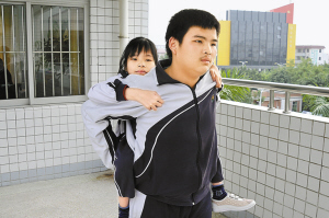 初中男生坚持背残疾女同学上课 称将背到毕业