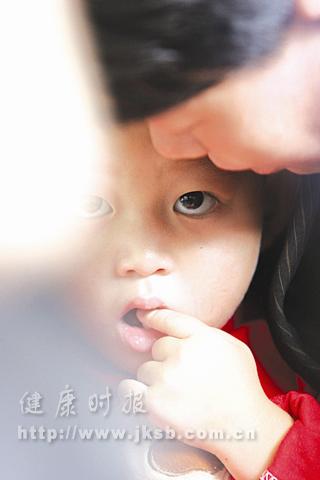 白血病患儿小袁龙重新找回母爱
