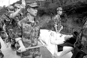 抢救生命 他们在险情中挺进