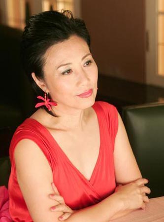 学汪明荃发型 让年龄成谜