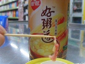 银鹭好粥道吃出绳子 工作人员辩称是玉米粒