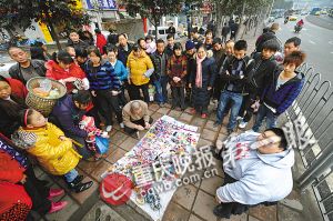 “亚洲第一胖”瘦身约百斤 摆地摊人气爆棚