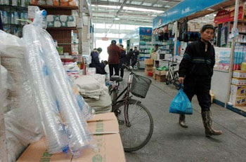 一次性口杯塑料垃圾造 大部分卖给了小餐馆