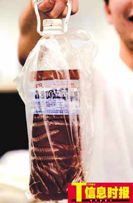 商贩收购变质猪肉炼油卖给饭店图