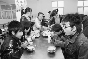 农村住校生吃上免费早餐