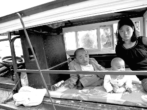 残疾父亲驾自制三轮千里进京为女儿求医