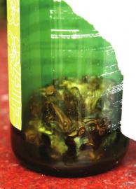 醋瓶中现白色异物 厂家称对人体无害