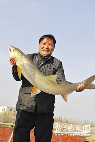男子江边池塘钓到1.1米长管枪鱼