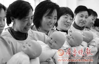 月嫂行业陷信任危机 雇主自比雇佣经历似
