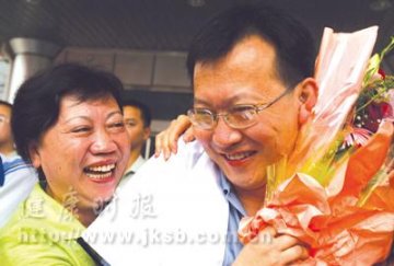 白血病康复者回解放军307医院感谢医护人员