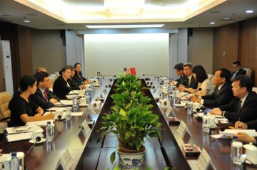 吴浈会见美国食品药品管理局副局长霍华德·斯克兰博格