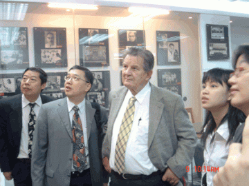 校庆期间校友和学生踊跃参观医学博物馆
