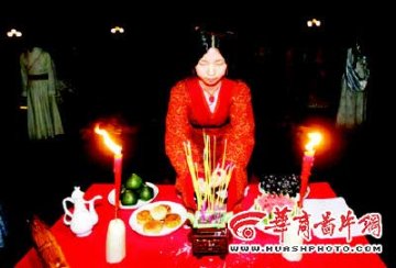 重庆40余人穿汉服祭月神 自创重回汉唐歌曲
