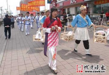 店员着古装说古语游街宣传小吃