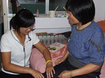 90后女生带病母读大学 8岁即挑起家庭重担