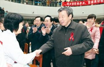 河南省委书记卢展工强调持续做好艾滋病的防治工作，切实保障人民群众健康安全