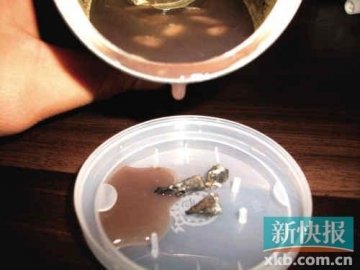 吃八宝粥咬到“铁锈片” 消费者向泰奇食品索赔