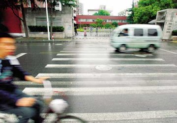 大学教师校门口撞死女生 拿到驾照仅20天