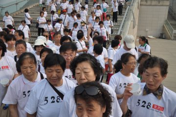 中华世纪坛惊现百位大妈喝粥 呼吁设立528爱发日