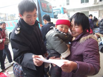 阜南卫监人员向返城民工发“明白纸” 防范职业病