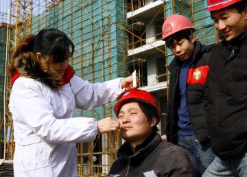 农民工节日加班 淮北医务人员进工地为农民工送医