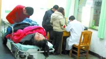 公交车急刹车致5名乘客被送医 2人腰部骨折