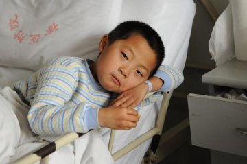 江苏丰县校车侧翻事故：8名受伤学生已全部转往徐州市区医院治疗