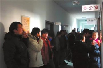 北京血头组织学生及民工卖血 献血不体检