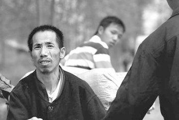 少年带残疾父亲上大学获学校批准