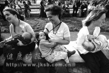 法国年轻母亲们的共同哺乳活动