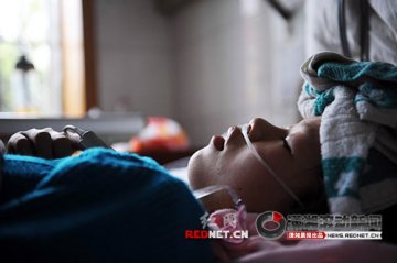 17岁少女感情受挫吃200颗安眠药自杀