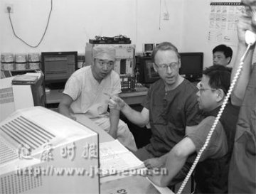 中外名家演示心脏介入手术