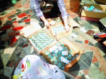 非法行医点小区“躲猫猫” 卧室藏一整车药品