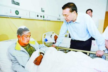 李克强：政府承担医药费