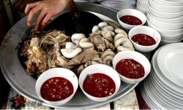 防癌神仙汤引争议 稀奇古怪食物盘点—鲜血菜肴