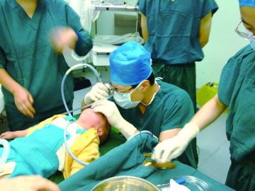 一颗酸梅核卡住了气管！