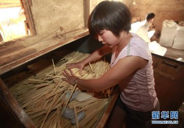 广西工厂使用违禁化学品亮白竹筷 揭亮白黑幕