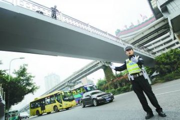 女子天桥跳下 民警徒手接住