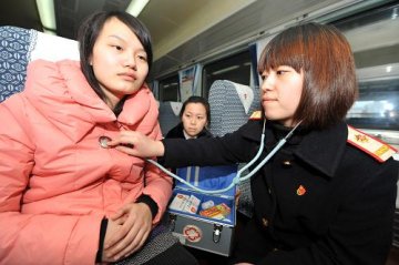 福州火车站举行春运列车医疗救护应急演练