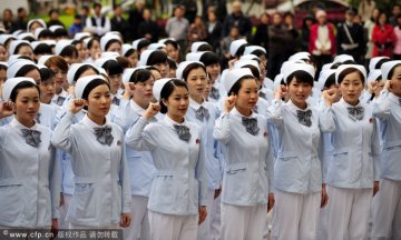 护士换新装 蝴蝶结点缀素雅清新的护士服