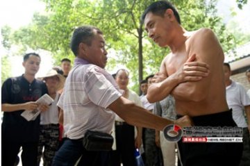 男子表演气功自称“挨打王” 让人拳打发泄