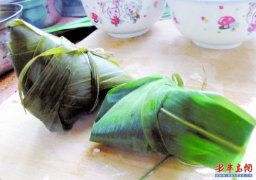 工作人员爆鲜粽叶内幕 多被硫酸铜浸泡过
