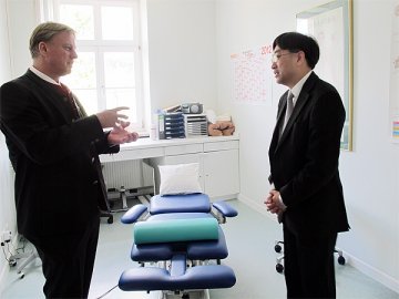 高永文抵慕尼黑参观中医诊所