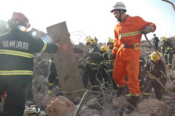 7米深地下室坍塌 消防员12小时挖出被埋者